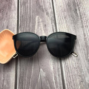 Fashionable plastic sunglasses