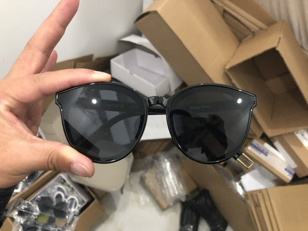 Fashionable plastic sunglasses