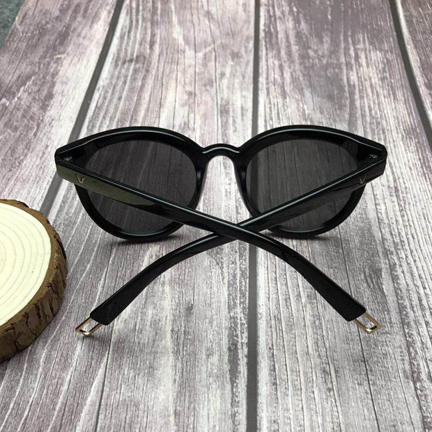 Fashionable plastic sunglasses