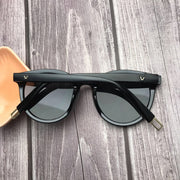 Fashionable plastic sunglasses