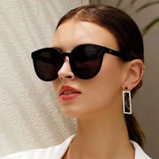 Fashionable plastic sunglasses